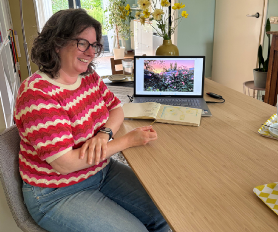 Ulrike met haar tuindagboek